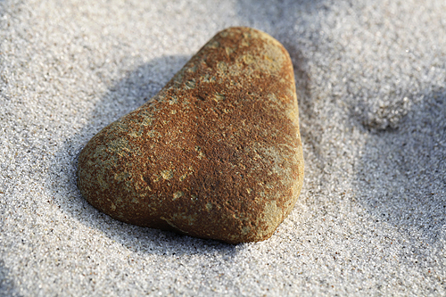 Varm sten på iskall strand
